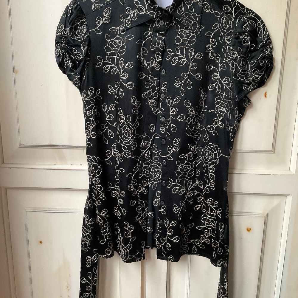 Beautiful Bebe blouse Sz Small pristine condition